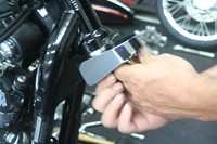 Be sure to position the adapter in the steering head so that it is facing straight ahead when tightening